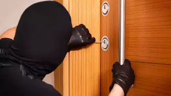 Kapıyı Üç Kez Kilitlemek Güvenliği Artırır Mı? Uzmanların Görüşleri Neler?