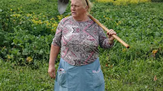 İspanya’da Tarlada Çalışan Kadın, Trump’a Benzerliği ile Dikkat Çekti