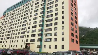 Whittier kasabasında tek bir binada yaşamak mümkün mü?