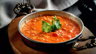 Kahvaltı Sofralarının Vazgeçilmezi Olan Menemen Nasıl Yapılır?