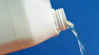 Sakın çamaşır suyu dökmeyin! Meğer klozet lekelerini çıkarmanın yolu çok başkaymış