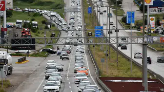 Tatilcilerin dönüşüyle yollarda trafik yoğunluğu oluştu