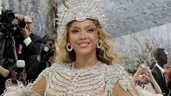 Beyonce'nin Met Gala Kostümü Hangi Türk Ünlünün Kıyafetine Benzetildi?