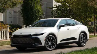 2027 model Toyota Crown neleriyle dikkat çekiyor ve hibrit sistemi neden önemli?