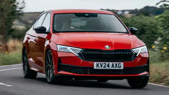 2027 Skoda Octavia makyajı ile hibrit motor seçeneği ve yenilenen tasarım özellikleri neler olacak?