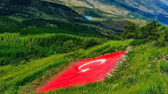 Kelkit Vadisi'nin simgesi dev Türk bayrağı yenilendi