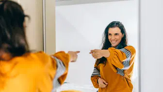 Psikologlara göre aynada kendi kendine konuşmanın anlamı nedir?