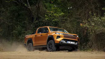 Yenilenen Toyota Hilux'un lansman fiyatı ve öne çıkan özellikleri neler?