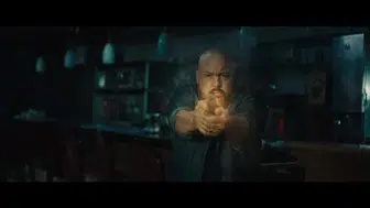 Eller Yukarı filmi neyi anlatıyor ve oyuncuları kimlerdir?