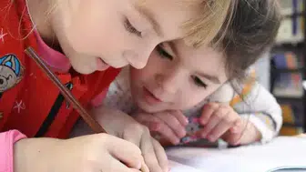 İsveç neden yeniden geleneksel kitap ve kaleme dönüş yapıyor?