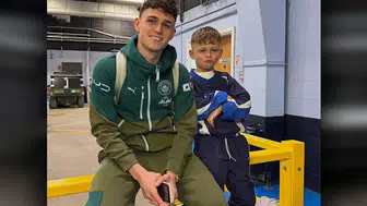 7 yaşındaki Ronnie Foden kendisine sosyal medya uzmanı arıyor