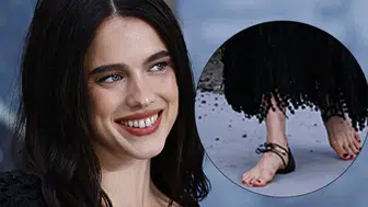 Margaret Qualley galaya tabansız ayakkabıyla çıktı