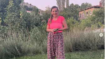 Burcu Kara, taş fırında ekmek pişirerek köy hayatına olan tutkusunu gösterdi