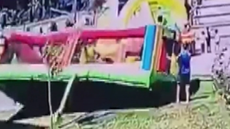 Rüzgarın etkisiyle ters dönen oyun parkında çocuklar yaralandı