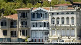 Servet Koçak kimdir ve ailesinin faaliyetleri nasıldır?