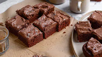 Çikolata krizine son : Ev yapımı beyaz çikolatalı brownie tarifi