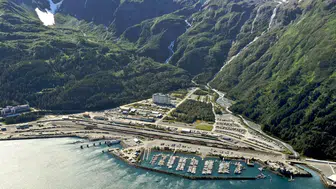 Alaska'nın güneyinde tek bir binada yaşayan 300 kişilik topluluk nasıl hayatını sürdürüyor?