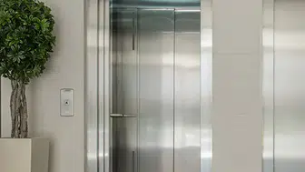 Asansör neden yukarı çıkarken yavaş, aşağı inerken daha hızlıdır?