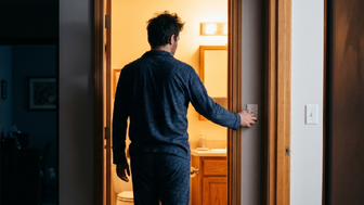 Gece sık tuvalete kalkma sorunu : Nedenleri ve olası çözümleri neler olabilir ?