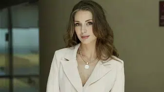 Yasemin Kay Allen'dan nostaljik paylaşım : İlköğretim yıllarına ait kartını paylaştı