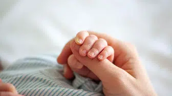 Doğuştan gelen farklılıklar : Kız ve erkek bebeklerin dünyaya tepkileri neden ayrı ?