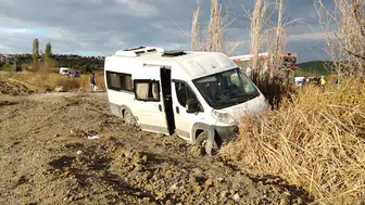 Balıkesir'de işçi servisi toprak yığınına çarptı: 13 yaralı