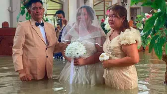 Filipinler'de sel suyunun içinde evlilik töreni gerçekleştirildi