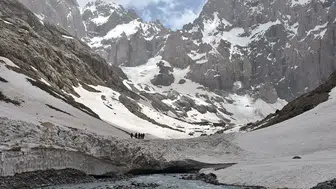 Alpler'de buzulların erimesini yavaşlatmak için koyun yünü kullanılıyor