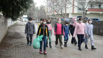 Adana'da öğrenciler sokaklarda çöp topladılar