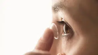 Doktorlar uyarıyor : Kontak lens kullanırken yapılmaması gerekenler