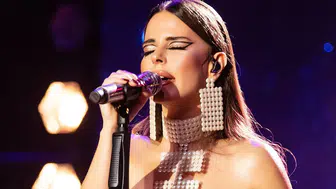 Simge Sağın’ın ayrılığının ardından gelen gizemli gül jestinin arkasında kim var ?