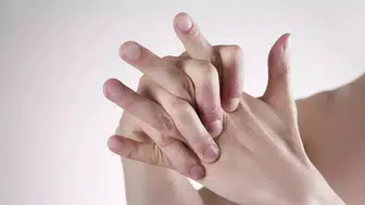 Parmak çıtlatma alışkanlığı sağlık açısından ne kadar zararlı ? Uzmanlar yanıtladı !