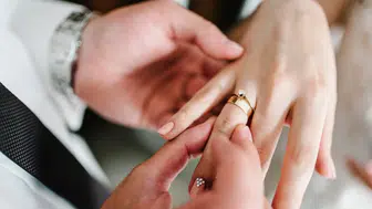 Evlenecekler için boşanma riskinin en düşük olduğu yaş aralığı nedir ?
