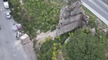 Fatih’te korkutan görüntü: Deprem sonrası tarihi surdan dev taş düştü!