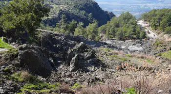 Muğla Seydikemer'de heyelan nedeniyle yol kapandı