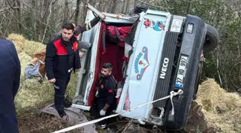 Kastamonu'da kamyonet şarampole devrildi : Yaralılar var
