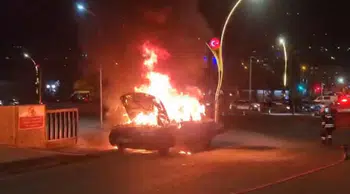 Yozgat'ta seyir halindeki otomobilde yangın çıktı : Araç hurdaya döndü