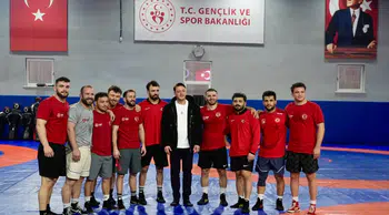 Futbolcu Mesut Özil, Güreş Milli Takımı'nı ziyaret etti