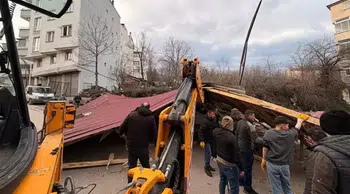 Ordu'da fırtına kabusu : 11 evin çatısı uçtu, ağaçlar devrildi
