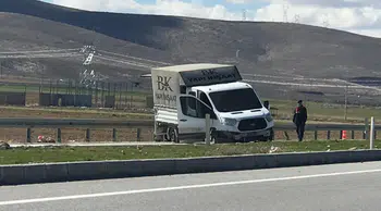 Konya'da kamyonet bariyerlere çarptı, 1 kişi yaralandı