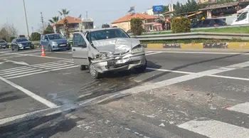 Manisa'da otomobiller çarpıştı : 2'si çocuk 5 yaralı