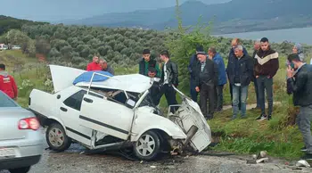 Manisa'da otomobil ve tır çarpıştı : 1'i ağır 3 kişi yaralandı