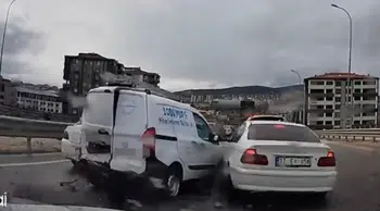 Gaziantep'te kontrolden çıkan araç, önündeki 4 araca çarptı