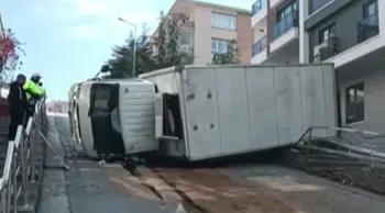 Ankara'da yokuşu tırmanamayan kamyonet devrildi : 1 yaralı