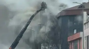 Ataşehir'de metal imalathanesinde yangın : Ekipler alevlere müdahale etti