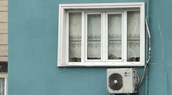 Fatih'te çöken binalardan parçalar koptu, çevre evlere isabet etti