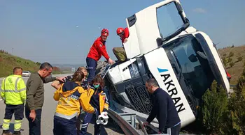 İstanbul-İzmir Otoyolu'nda kaza : Tek taraflı kazada sürücü araca sıkıştı