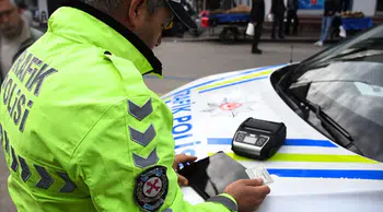 İzmir'de trafiği tehlikeye atan motosiklet sürücüsüne 57 bin TL ceza yazıldı