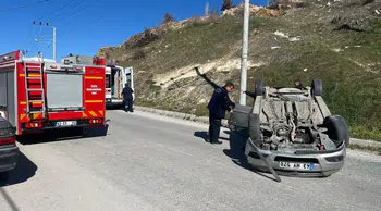 Kütahya'da feci kaza : Bordüre çarpan otomobil takla attı