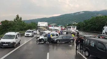 Manisa'da zincirleme trafik kazası : 7 kişi yaralandı